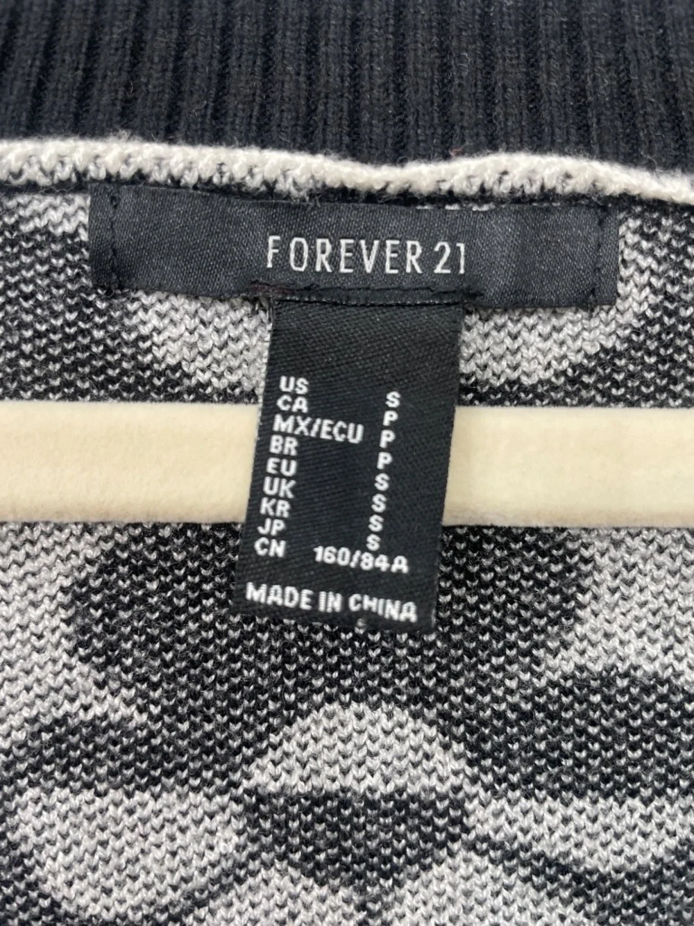 Forever 21 - Cardigan with Black and White flowers design, size Small - Picture 4 of 5